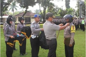 Kapolres Kuningan secara simbolis menyerahkan motor dinas kepada anggota Bhabinkamtibmas 